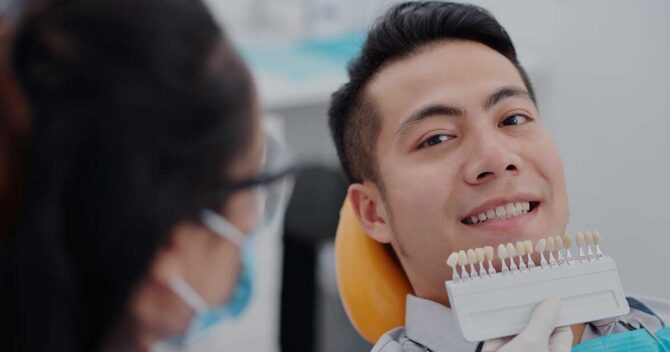 Problems-Veneers-Resolve dentist bringing veneers pattern to patient